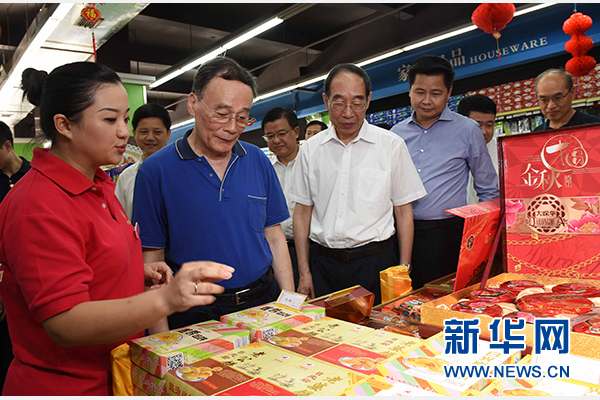 9月24日至26日，中共中央政治局常委、中央紀委書記王岐山在福建調(diào)研。這是9月24日，王岐山來到上杭縣古田鎮(zhèn)米蘭春天超市，調(diào)研“兩節(jié)”期間八項規(guī)定精神落實情況。新華社記者張鐸攝