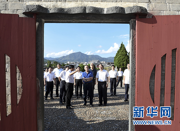 9月24日至26日，中共中央政治局常委、中央紀委書記王岐山在福建調(diào)研。這是9月24日，王岐山在上杭縣古田鎮(zhèn)參觀古田會議會址。新華社記者張鐸攝