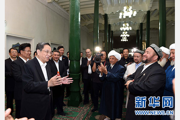 9月26日，中共中央政治局常委、全國政協(xié)主席、中央代表團(tuán)團(tuán)長俞正聲率中央代表團(tuán)部分成員赴喀什看望各族干部群眾。這是俞正聲等來到喀什市艾提尕爾清真寺，與喀什地區(qū)宗教人士代表交流。新華社記者 饒愛民 攝  