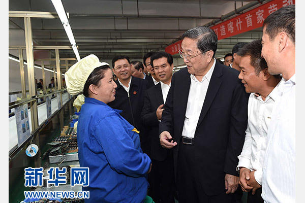 這是俞正聲等在喀什經(jīng)濟(jì)開發(fā)區(qū)深圳產(chǎn)業(yè)園視察電子產(chǎn)品生產(chǎn)線，并與現(xiàn)場工人親切交流。新華社記者 饒愛民 攝