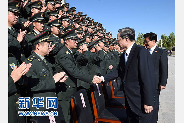 這是俞正聲等赴南疆軍區(qū)慰問，會(huì)見官兵代表。新華社記者 饒愛民 攝