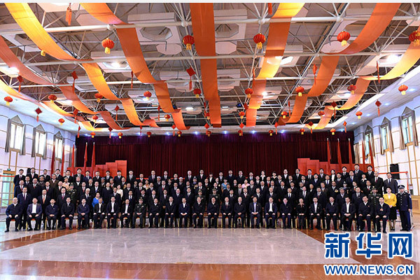 這是俞正聲同喀什地區(qū)有關(guān)負(fù)責(zé)同志、各界人士代表、援疆干部代表合影留念。新華社記者 饒愛民 攝