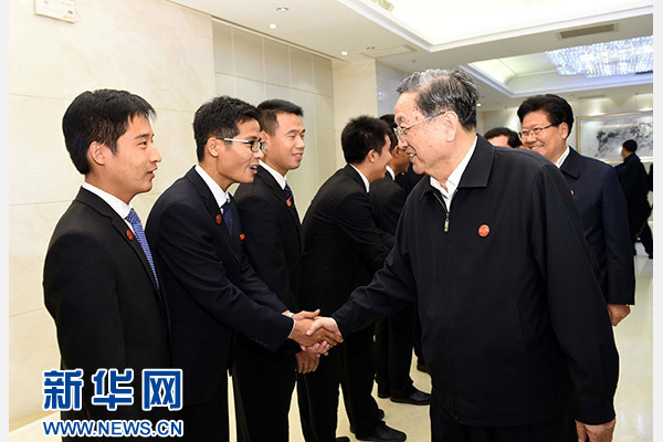 這是俞正聲會(huì)見在喀什地區(qū)鄉(xiāng)鎮(zhèn)工作的內(nèi)地高校畢業(yè)生代表。新華社記者 饒愛民 攝