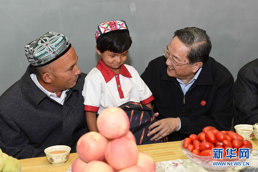 9月27日，中共中央政治局常委、全國政協(xié)主席、中央代表團(tuán)團(tuán)長俞正聲率中央代表團(tuán)部分成員赴喀什地區(qū)莎車縣看望各族干部群眾。這是俞正聲到新疆生產(chǎn)建設(shè)兵團(tuán)第三師莎車農(nóng)場維吾爾族團(tuán)場職工家中看望，并向小朋友贈送學(xué)習(xí)用品。新華社記者 饒愛民 攝