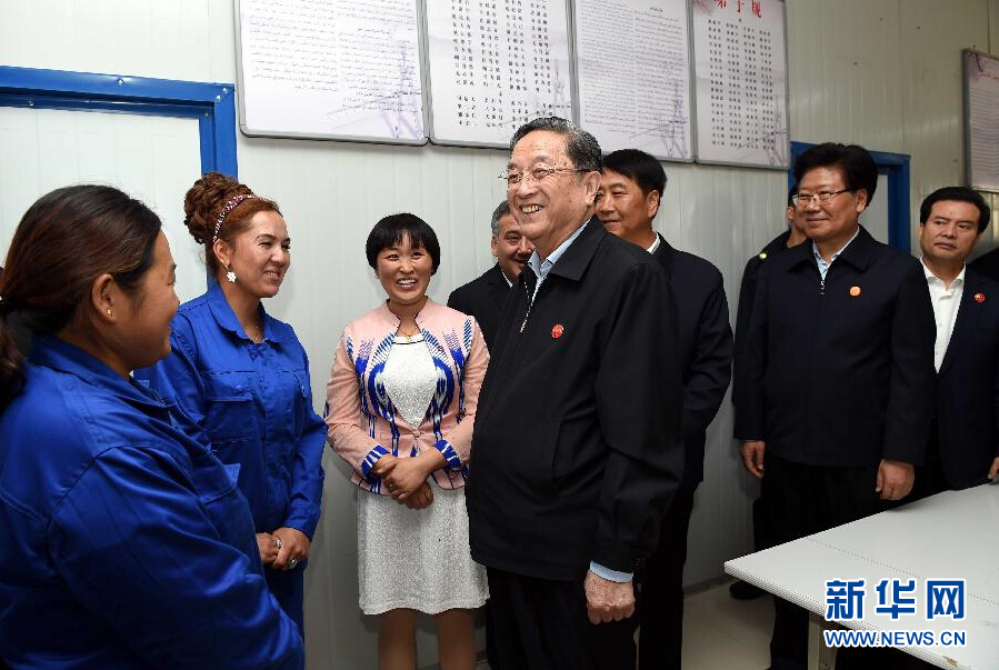 9月27日，中共中央政治局常委、全國政協(xié)主席、中央代表團(tuán)團(tuán)長俞正聲率中央代表團(tuán)部分成員來到新疆英吉沙縣喀什中興手套有限公司考察。新華社記者 饒愛民 攝 