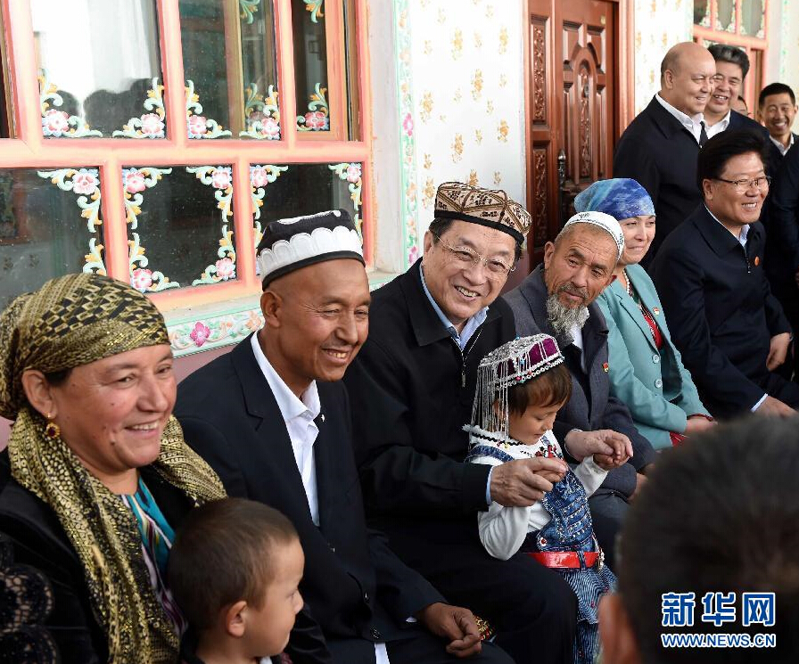 9月27日，中共中央政治局常委、全國政協(xié)主席、中央代表團(tuán)團(tuán)長俞正聲率中央代表團(tuán)部分成員赴喀什地區(qū)莎車縣看望各族干部群眾。這是俞正聲在莎車縣艾力西湖鎮(zhèn)21村看望維吾爾族村民阿布來提·阿不力孜一家。新華社記者 饒愛民 攝