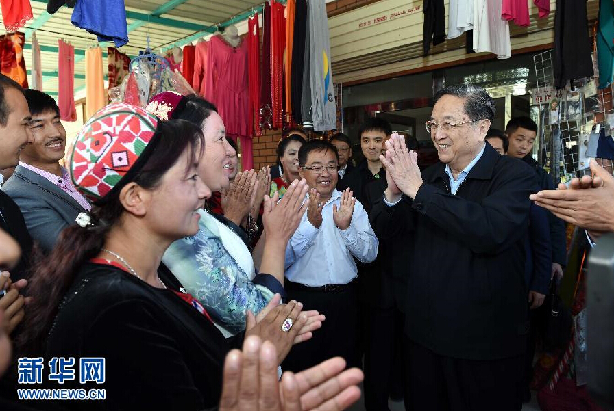 9月27日，中共中央政治局常委、全國政協(xié)主席、中央代表團(tuán)團(tuán)長俞正聲率中央代表團(tuán)部分成員赴喀什地區(qū)莎車縣看望各族干部群眾。這是俞正聲在莎車縣艾力西湖鎮(zhèn)21村看望慰問維吾爾族群眾。新華社記者 饒愛民 攝