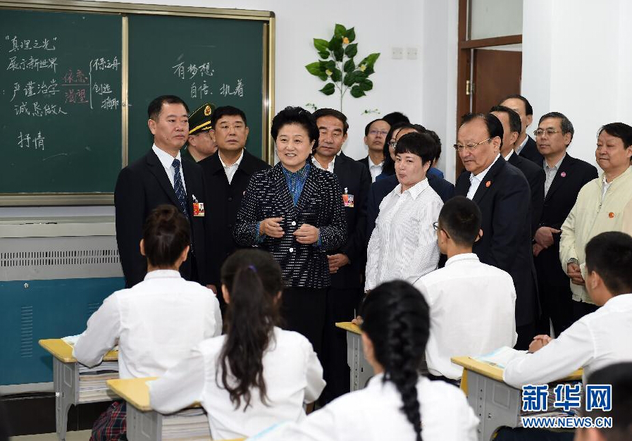 9月27日，中共中央政治局委員、國(guó)務(wù)院副總理、中央代表團(tuán)副團(tuán)長(zhǎng)劉延?xùn)|率中央代表團(tuán)分團(tuán)，帶著黨中央、國(guó)務(wù)院的親切關(guān)懷和全國(guó)各族人民的深切情誼，來(lái)到和田地區(qū)、阿克蘇地區(qū)慰問(wèn)各族干部群眾，并祝賀大家中秋節(jié)快樂(lè)。這是劉延?xùn)|視察對(duì)口援建的和田天津中學(xué)。新華社記者 張領(lǐng) 攝