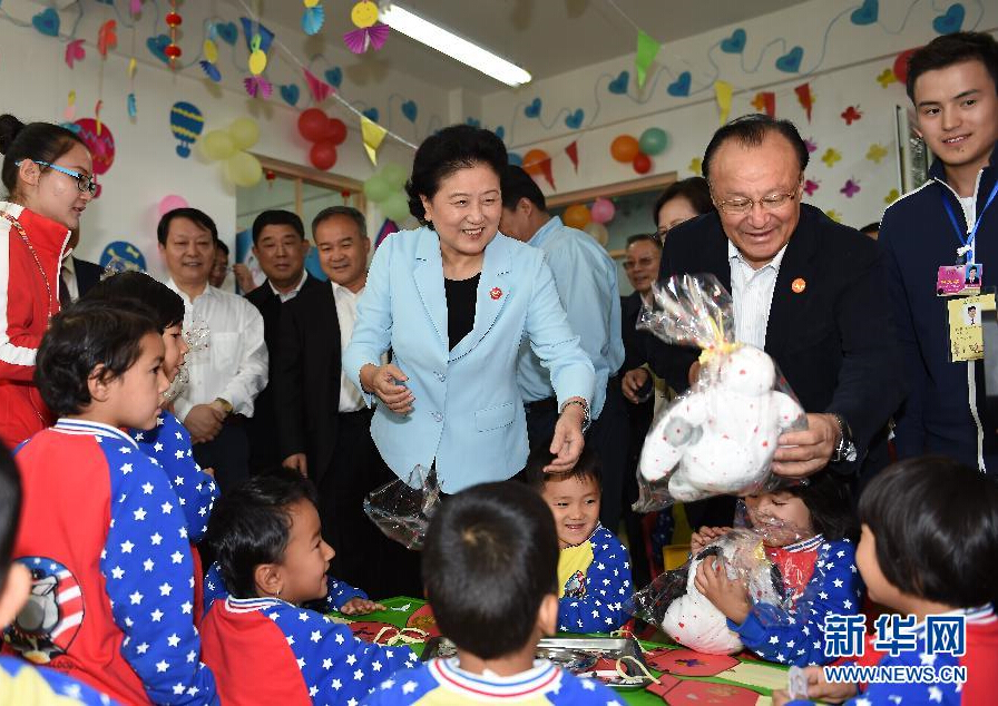 9月27日，中共中央政治局委員、國(guó)務(wù)院副總理、中央代表團(tuán)副團(tuán)長(zhǎng)劉延?xùn)|率中央代表團(tuán)分團(tuán)，帶著黨中央、國(guó)務(wù)院的親切關(guān)懷和全國(guó)各族人民的深切情誼，來(lái)到和田地區(qū)、阿克蘇地區(qū)慰問(wèn)各族干部群眾，并祝賀大家中秋節(jié)快樂(lè)。這是劉延?xùn)|在阿克蘇市“雙語(yǔ)”幼兒園與孩子們?cè)谝黄?。新華社記者 張領(lǐng) 攝