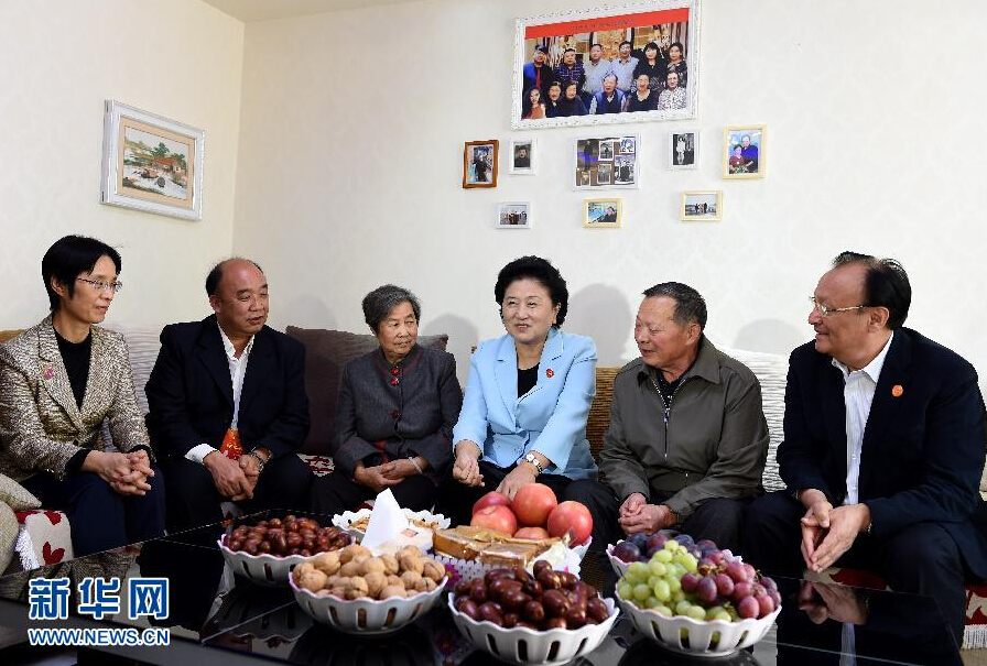 9月27日，中共中央政治局委員、國(guó)務(wù)院副總理、中央代表團(tuán)副團(tuán)長(zhǎng)劉延?xùn)|率中央代表團(tuán)分團(tuán)，帶著黨中央、國(guó)務(wù)院的親切關(guān)懷和全國(guó)各族人民的深切情誼，來(lái)到和田地區(qū)、阿克蘇地區(qū)慰問(wèn)各族干部群眾，并祝賀大家中秋節(jié)快樂(lè)。這是劉延?xùn)|來(lái)到新疆生產(chǎn)建設(shè)兵團(tuán)第一師五團(tuán)團(tuán)場(chǎng)退休職工包春祥家中慰問(wèn)。新華社記者 張領(lǐng) 攝