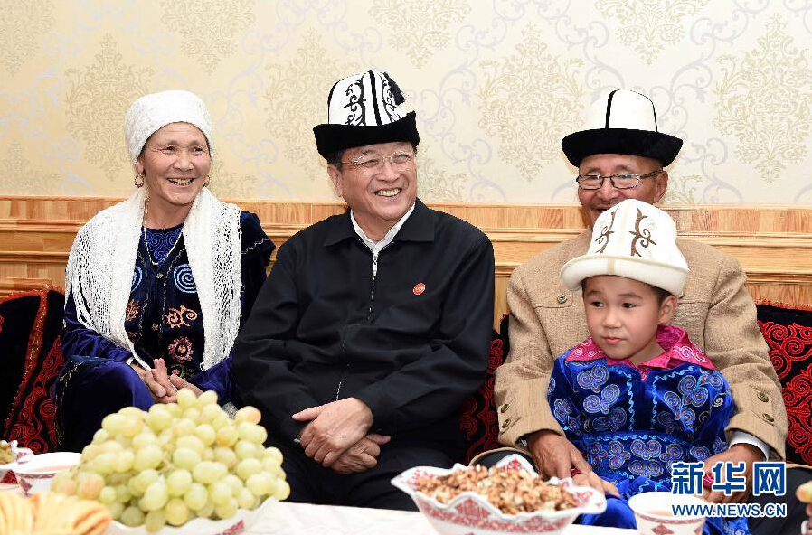 9月28日，中共中央政治局常委、全國政協(xié)主席、中央代表團團長俞正聲率中央代表團部分成員赴祖國最西端的新疆克孜勒蘇柯爾克孜自治州看望慰問各族干部群眾。這是俞正聲來到阿圖什市光明街道辦事處團結路社區(qū)看望柯爾克孜族居民。新華社記者 饒愛民 攝