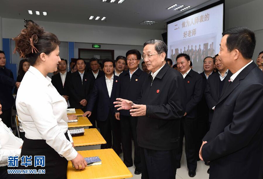 9月28日，中共中央政治局常委、全國政協(xié)主席、中央代表團團長俞正聲率中央代表團部分成員赴祖國最西端的新疆克孜勒蘇柯爾克孜自治州看望慰問各族干部群眾。這是俞正聲來到克州雙語師資培訓學校，與老師、學員交流談心。新華社記者 饒愛民 攝