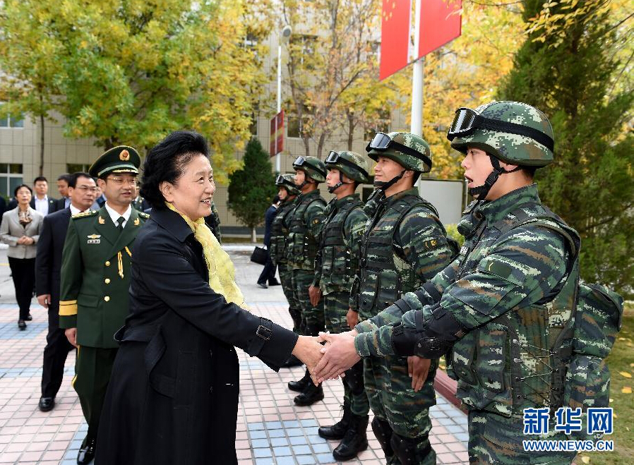 9月28日，中共中央政治局委員、國務(wù)院副總理、中央代表團(tuán)副團(tuán)長劉延?xùn)|率中央代表團(tuán)分團(tuán)赴阿克蘇地區(qū)、伊犁哈薩克自治州慰問，與各族干部群眾共度節(jié)日、共享歡樂。這是劉延?xùn)|在伊犁武警8660部隊(duì)駐地慰問官兵。新華社記者張領(lǐng)攝