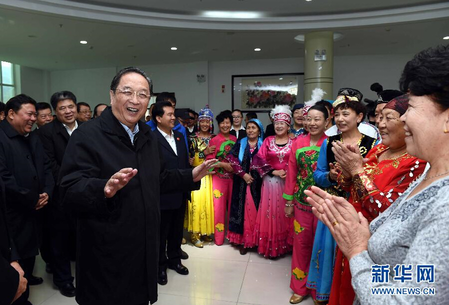 9月29日，中共中央政治局常委、全國(guó)政協(xié)主席、中央代表團(tuán)團(tuán)長(zhǎng)俞正聲率中央代表團(tuán)部分成員赴阿勒泰地區(qū)看望各族干部群眾。這是俞正聲來(lái)到阿勒泰地區(qū)老年人活動(dòng)中心慰問(wèn)群眾。新華社記者 饒愛(ài)民 攝