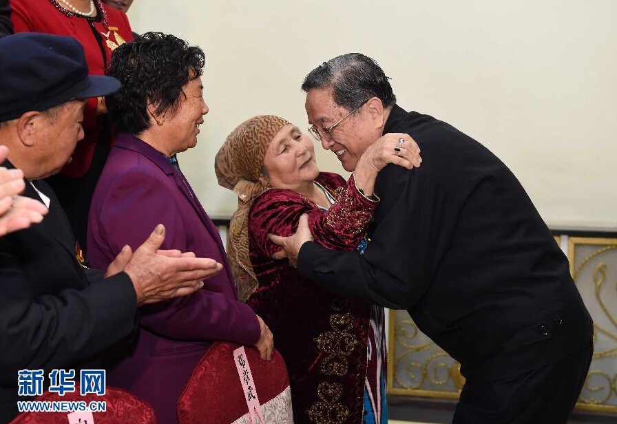 9月29日，中共中央政治局常委、全國(guó)政協(xié)主席、中央代表團(tuán)團(tuán)長(zhǎng)俞正聲率中央代表團(tuán)部分成員赴阿勒泰地區(qū)看望各族干部群眾。這是俞正聲接見(jiàn)阿勒泰地區(qū)有關(guān)負(fù)責(zé)同志、各界人士代表和援疆干部代表時(shí)與維吾爾族老人阿尼帕·阿力馬洪親切擁抱。阿尼帕·阿力馬洪先后收養(yǎng)漢、回、維吾爾、哈薩克4個(gè)民族的10個(gè)孤兒。新華社記者 饒愛(ài)民 攝 