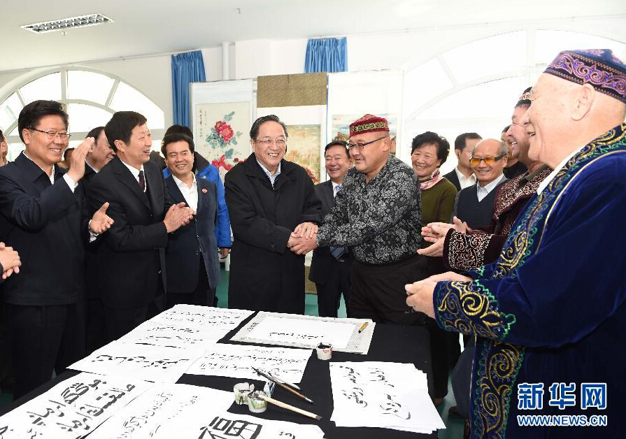 9月29日，中共中央政治局常委、全國(guó)政協(xié)主席、中央代表團(tuán)團(tuán)長(zhǎng)俞正聲率中央代表團(tuán)部分成員赴阿勒泰地區(qū)看望各族干部群眾。這是俞正聲來(lái)到阿勒泰地區(qū)老年人活動(dòng)中心，觀看老同志書(shū)畫(huà)展，同老同志親切交談。新華社記者 高潔 攝