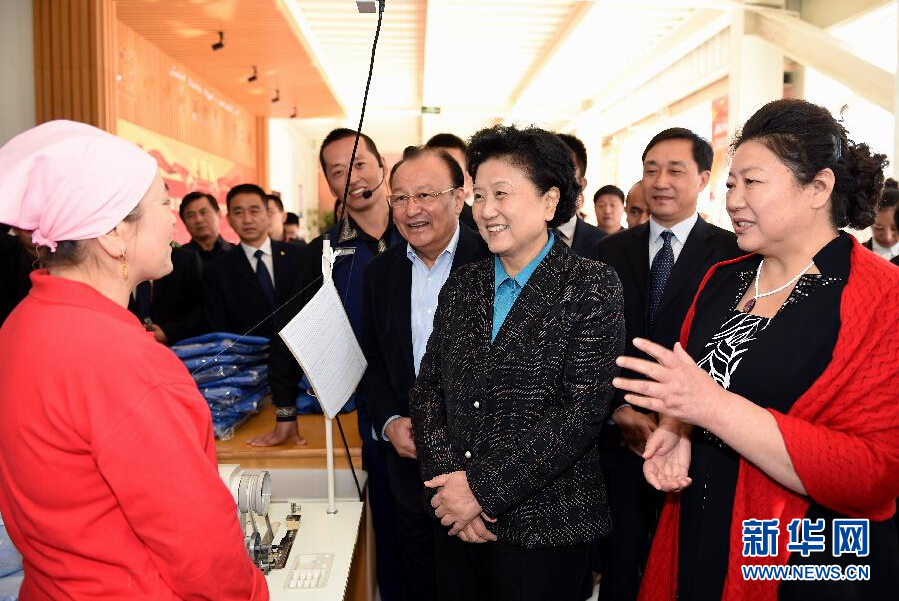 9月29日，中共中央政治局委員、國務(wù)院副總理、中央代表團(tuán)副團(tuán)長劉延?xùn)|率中央代表團(tuán)分團(tuán)在伊犁哈薩克自治州看望慰問各族干部群眾。這是劉延?xùn)|來到伊寧市坤漠服裝有限公司考察慰問，與維吾爾族女工阿里雅·克里木親切交談。新華社記者張領(lǐng)攝