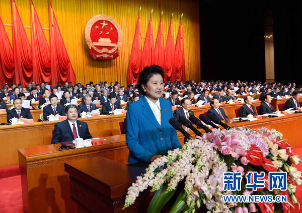 10月1日，慶祝中華人民共和國成立66周年暨新疆維吾爾自治區(qū)成立60周年大會在新疆人民會堂隆重舉行。這是中共中央政治局委員、國務院副總理、中央代表團副團長劉延東宣讀中共中央、全國人大常委會、國務院、全國政協(xié)、中央軍委關(guān)于慶祝新疆維吾爾自治區(qū)成立60周年的賀電。新華社記者 饒愛民 攝 