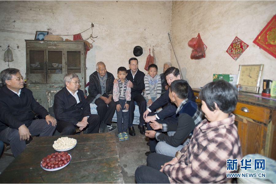 10月22日至23日，中共中央政治局常委、國(guó)務(wù)院副總理張高麗在山東調(diào)研扶貧工作情況。這是10月22日，張高麗在菏澤市巨野縣田莊鎮(zhèn)后屯村入戶看望生活困難村民。 新華社記者 王曄 攝