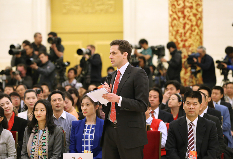 3月15日，國務院總理李克強在北京人民大會堂與中外記者見面，并回答記者提問。這是一位記者在提問。 新華社記者 劉衛(wèi)兵攝
