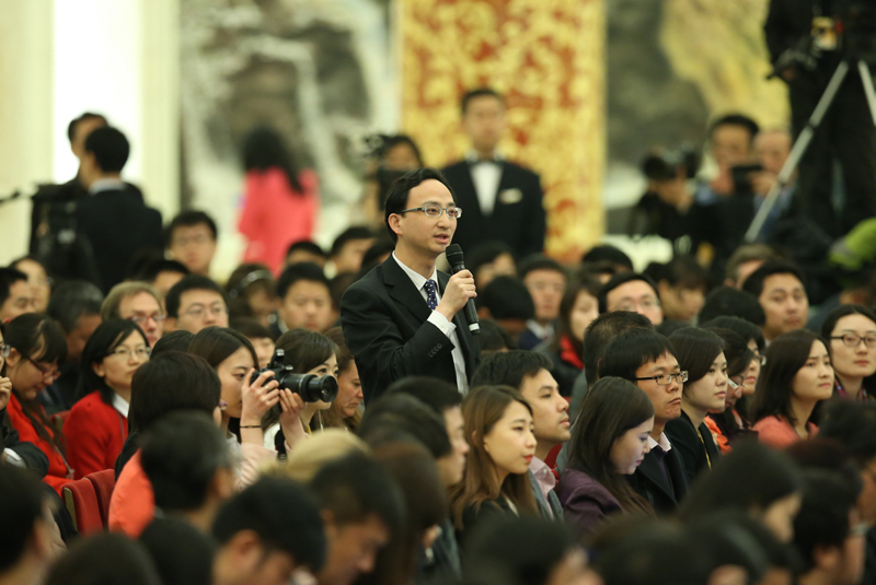 3月15日，國務院總理李克強在北京人民大會堂與中外記者見面，并回答記者提問。這是一位記者在提問。 新華社記者 龐興雷 攝