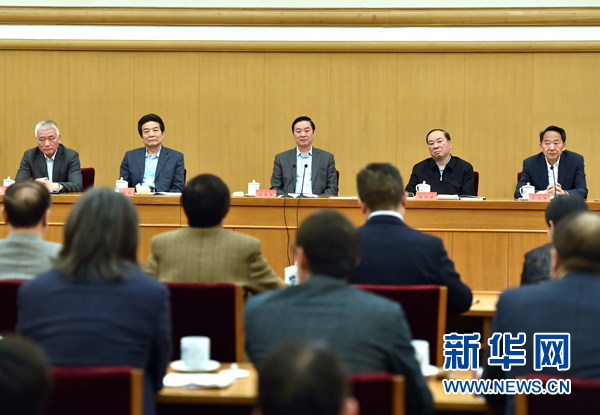 4月8日，中共中央政治局委員、中央書記處書記、中宣部部長(zhǎng)劉奇葆在北京同講好中國(guó)故事專家學(xué)者、文化交流使者研討班學(xué)員座談。 新華社記者李濤 攝