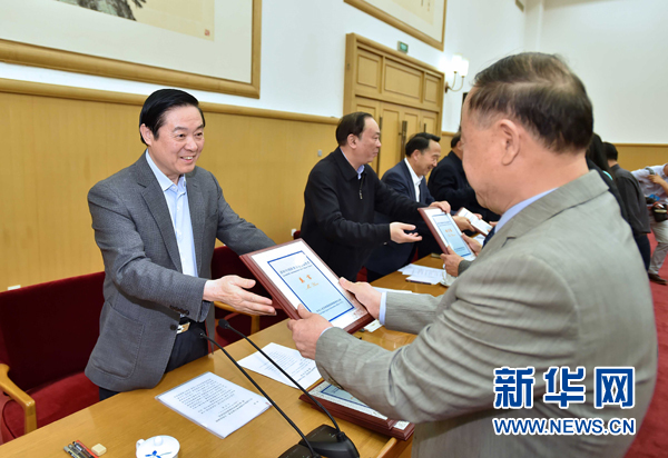 4月8日，中共中央政治局委員、中央書記處書記、中宣部部長(zhǎng)劉奇葆在北京同講好中國(guó)故事專家學(xué)者、文化交流使者研討班學(xué)員座談。這是劉奇葆在座談會(huì)上向獲得講好中國(guó)故事文化交流使者稱號(hào)的代表頒發(fā)證書。新華社記者 李濤 攝