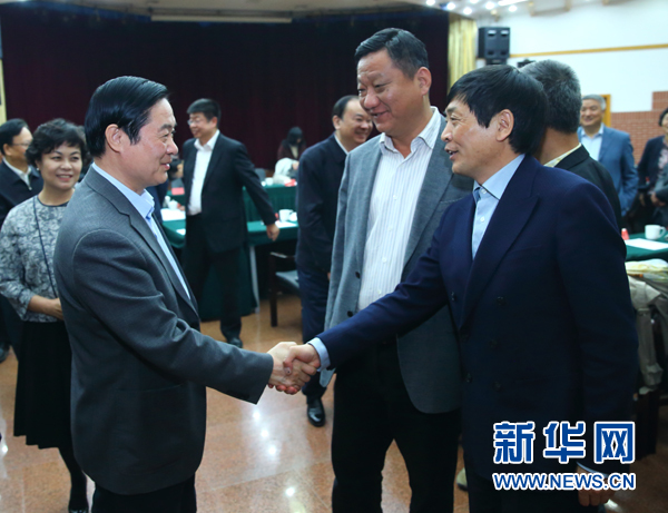 4月12日，中共中央政治局委員、中央書記處書記、中宣部部長(zhǎng)劉奇葆在北京出席“走向世界的中國(guó)兒童文學(xué)”座談會(huì)并講話。這是座談會(huì)后，劉奇葆與國(guó)際安徒生獎(jiǎng)獲得者、兒童文學(xué)作家曹文軒握手。新華社記者丁海濤攝