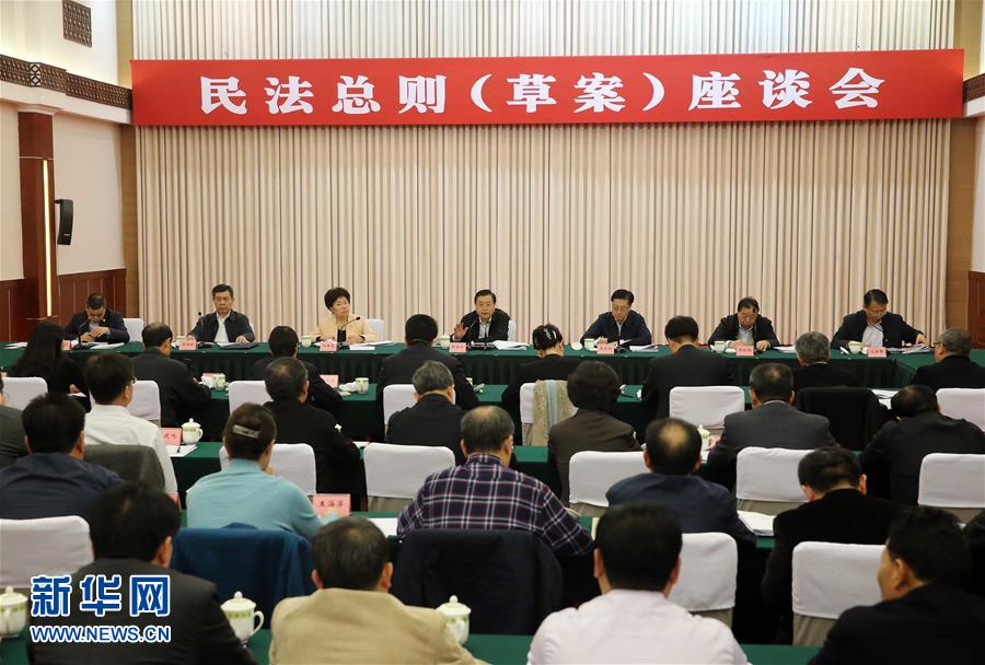 這是11月23日，張德江在成都主持召開座談會(huì)，11個(gè)省（區(qū)、市）人大常委會(huì)負(fù)責(zé)同志、部分全國人大代表、法律工作者及專家學(xué)者參加會(huì)議。新華社記者 劉衛(wèi)兵 攝 
