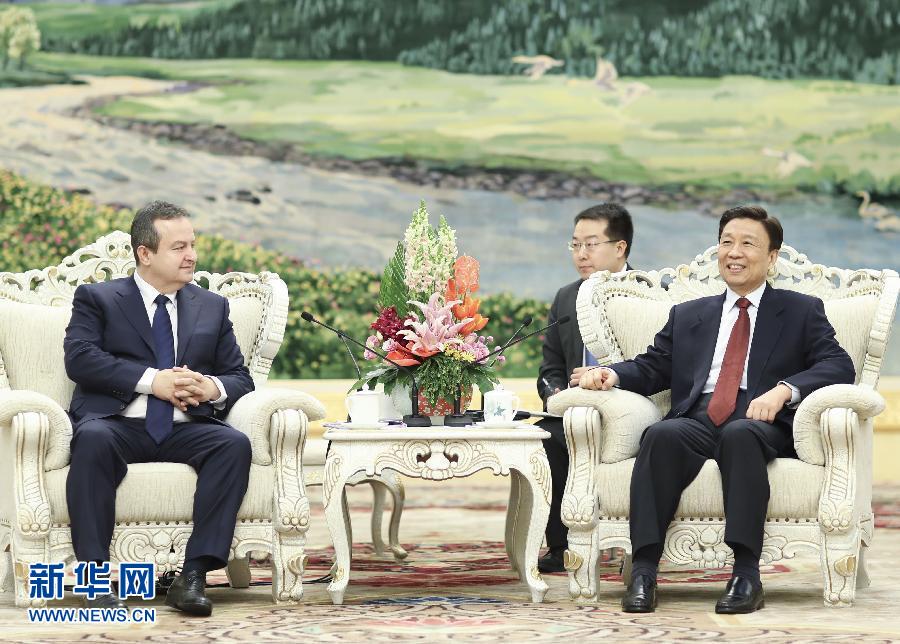 12月15日，國(guó)家副主席李源潮在北京會(huì)見塞爾維亞第一副總理兼外長(zhǎng)伊維察·達(dá)契奇。新華社記者 丁林 攝