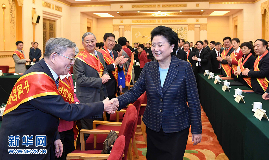 12月29日，中共中央政治局委員、國務(wù)院副總理劉延?xùn)|在北京與中醫(yī)藥高等學(xué)校教學(xué)名師座談。這是座談會前，劉延?xùn)|與獲得表彰的教師握手。新華社記者 張鐸 攝