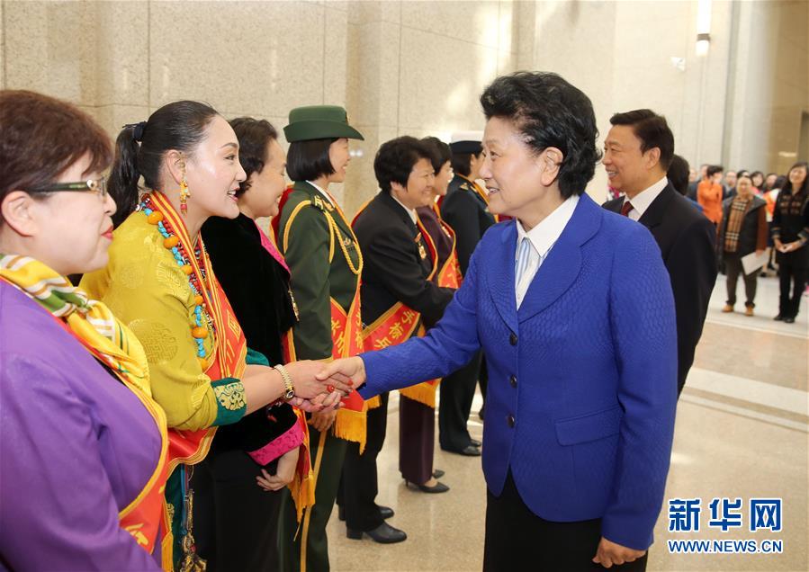 3月8日，由全國婦聯(lián)主辦的“三八”國際婦女節(jié)紀念暨表彰大會在北京舉行。中共中央政治局委員、國務院副總理劉延東，中共中央政治局委員、國家副主席李源潮會見受表彰的先進代表。新華社記者殷剛攝