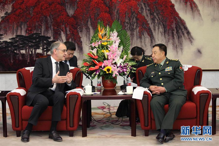3月31日，中央軍委副主席范長龍在北京會見來訪的瑞士國防、民防和體育部長帕莫蘭。 新華社記者 劉芳 攝