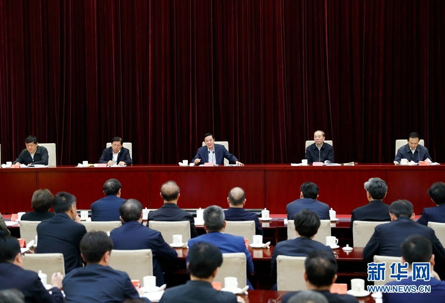 4月13日，中央宣傳部、中央政法委在北京召開貫徹落實(shí)《關(guān)于進(jìn)一步把社會主義核心價值觀融入法治建設(shè)的指導(dǎo)意見》電視電話會議。中共中央政治局委員、中央書記處書記、中宣部部長劉奇葆出席會議并講話。新華社記者丁海濤攝