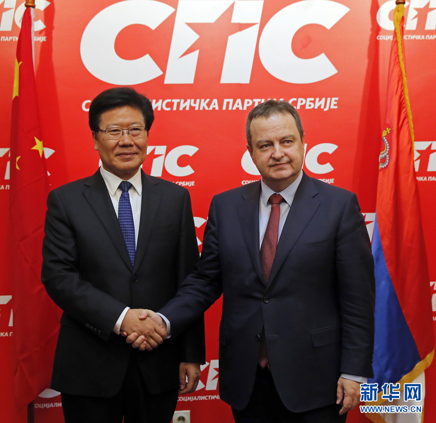 4月13日，中共中央政治局委員、中央黨的建設工作領導小組副組長張春賢（左）在塞爾維亞貝爾格萊德會見塞社會黨主席、政府第一副總理兼外長達契奇。新華社發(fā)（普雷德拉格·米洛薩夫列維奇攝）