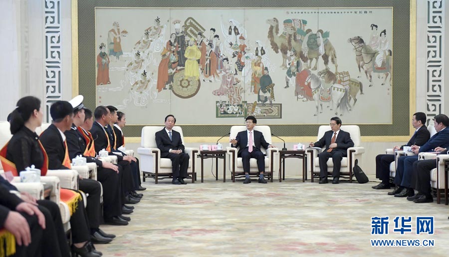 4月24日，第十三屆全國(guó)見(jiàn)義勇為英雄模范表彰大會(huì)在北京人民大會(huì)堂召開(kāi)。會(huì)前，中共中央政治局委員、中央政法委書(shū)記孟建柱與見(jiàn)義勇為英雄模范及家屬代表座談。國(guó)務(wù)委員、公安部部長(zhǎng)郭聲琨出席座談會(huì)并在表彰大會(huì)上講話(huà)。新華社記者 張鐸 攝