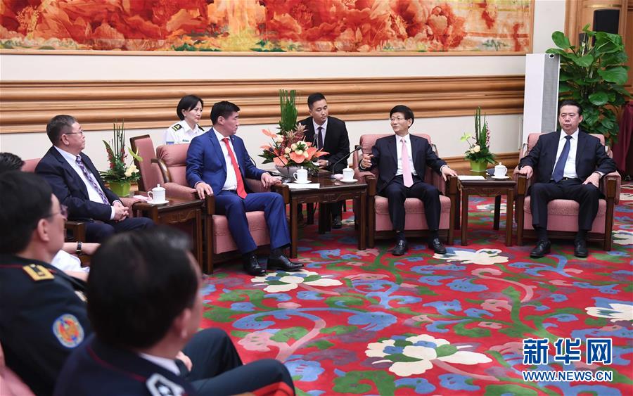 5月8日，中共中央政治局委員、中央政法委書(shū)記孟建柱在北京中南海會(huì)見(jiàn)蒙古國(guó)法律內(nèi)務(wù)部部長(zhǎng)賓巴朝格特。 新華社記者 張鐸 攝