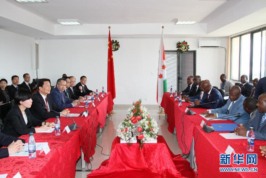  5月11日，中國國家副主席李源潮在布瓊布拉與布隆迪第一副總統(tǒng)辛迪姆沃和第二副總統(tǒng)布托雷舉行會談。新華社記者 呂天然 攝