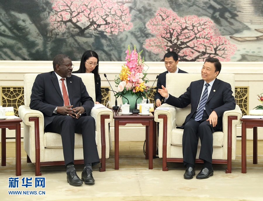 5月15日，國家副主席、中國紅十字會(huì)名譽(yù)會(huì)長李源潮在北京會(huì)見來華出席“一帶一路”國際合作高峰論壇的紅十字會(huì)與紅新月會(huì)國際聯(lián)合會(huì)秘書長阿西。新華社記者 王曄 攝