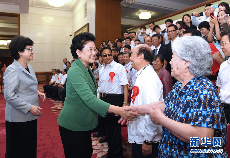 6月16日，中共中央政治局委員、國務院副總理劉延東在北京看望出席中國人口福利基金會成立30周年座談會的歷屆“中華人口獎”獲獎者代表。新華社記者 饒愛民 攝