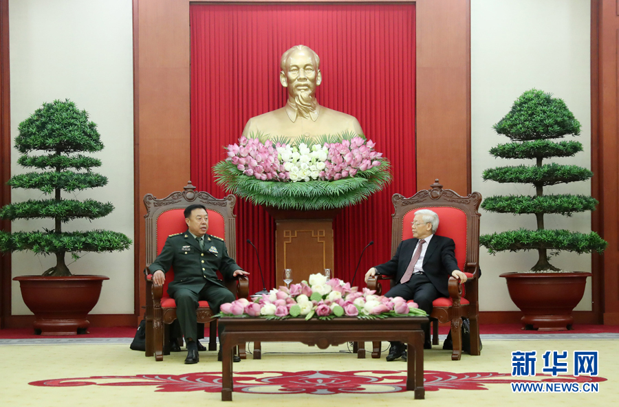 6月18日，在越南首都河內(nèi)，正在越南訪問的中央軍委副主席范長龍（左）會見越共中央總書記阮富仲。 新華社發(fā)（李曉偉攝） 