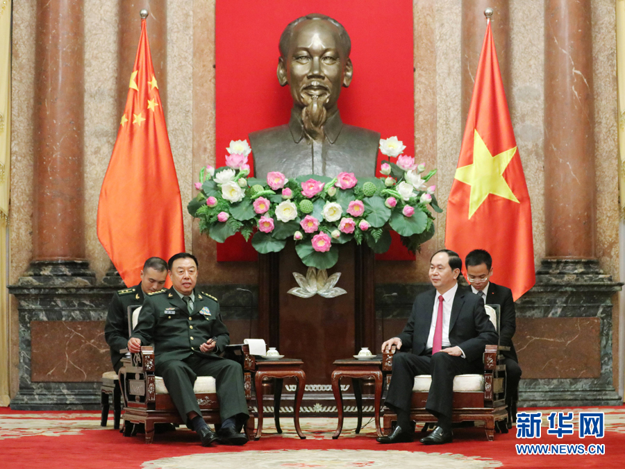6月18日，在越南首都河內(nèi)，正在越南訪問的中央軍委副主席范長龍（左前）會見越南國家主席陳大光（右前）。 新華社發(fā)（李曉偉攝）