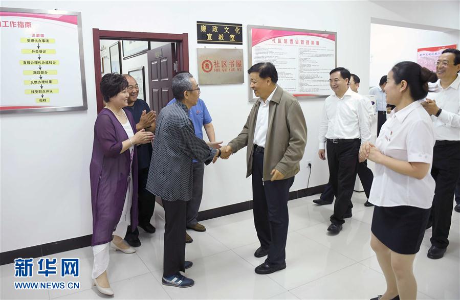 6月22日至24日，中共中央政治局常委、中央書記處書記劉云山在遼寧調(diào)研。這是6月23日，劉云山在錦州市西街社區(qū)與干部群眾深入交流。新華社記者 張鐸 攝
