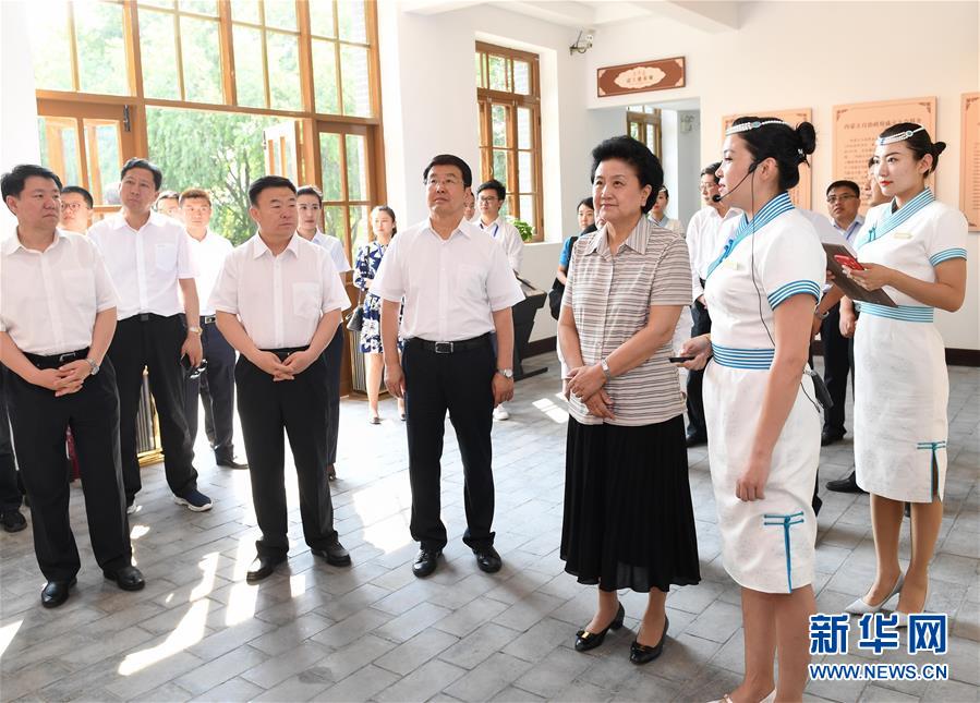 6月25日，全國民族團(tuán)結(jié)進(jìn)步創(chuàng)建經(jīng)驗(yàn)交流現(xiàn)場會(huì)在內(nèi)蒙古興安盟召開，中共中央政治局委員、國務(wù)院副總理劉延?xùn)|出席會(huì)議并講話。在內(nèi)蒙古期間，劉延?xùn)|考察內(nèi)蒙古人民代表會(huì)議舊址即“五一會(huì)址”，深入社區(qū)看望各族干部群眾。這是劉延?xùn)|考察“五一會(huì)址”。新華社記者 陳曄華 攝