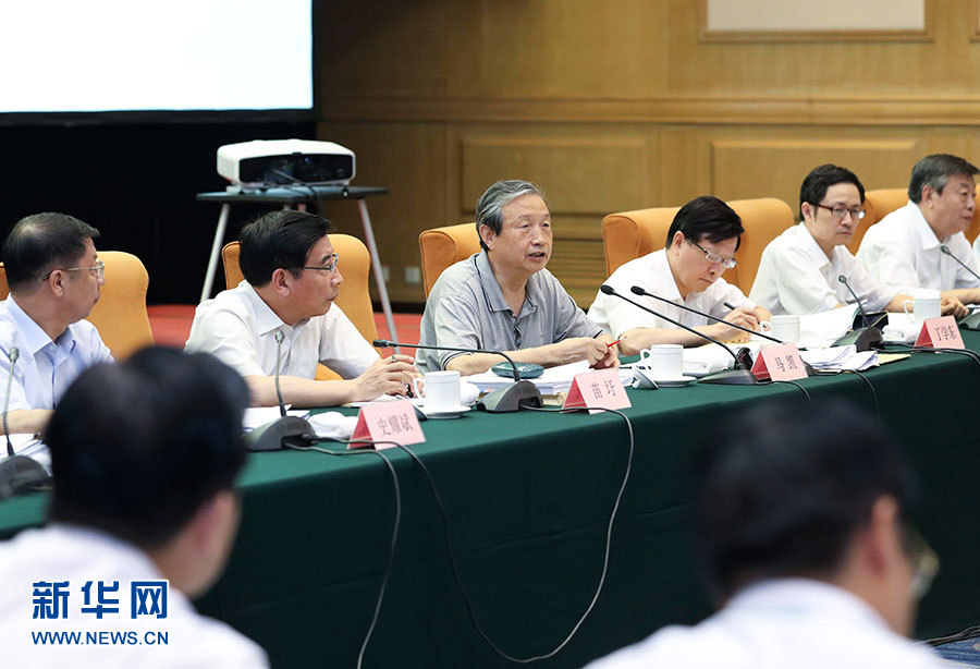 近日，中共中央政治局委員、國務(wù)院副總理馬凱在北京調(diào)研新能源汽車產(chǎn)業(yè)發(fā)展。這是7月4日，馬凱在北京深入新能源汽車充換電設(shè)施、充電服務(wù)平臺、分時租賃等單位調(diào)研，并主持召開推廣應(yīng)用座談會。新華社記者 龐興雷 攝