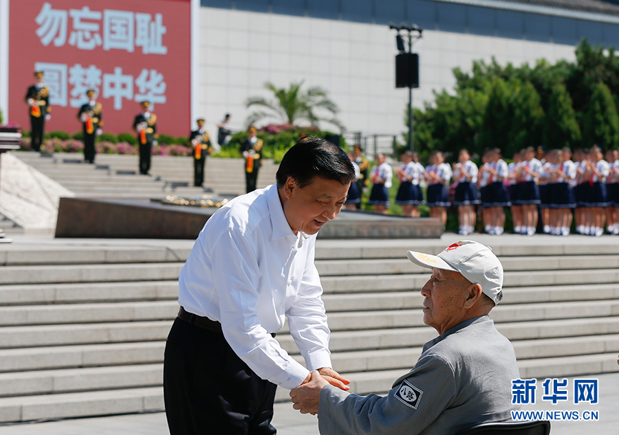 7月7日，紀(jì)念全民族抗戰(zhàn)爆發(fā)80周年儀式在中國(guó)人民抗日戰(zhàn)爭(zhēng)紀(jì)念館舉行。中共中央政治局常委、中央書記處書記劉云山出席儀式并講話。這是儀式開始前，劉云山與老八路代表握手。新華社記者崔新鈺攝