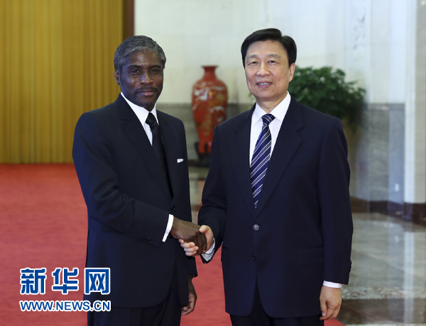 7月13日，中國(guó)國(guó)家副主席李源潮在北京人民大會(huì)堂與赤道幾內(nèi)亞副總統(tǒng)曼格會(huì)談。 新華社記者 謝環(huán)馳 攝