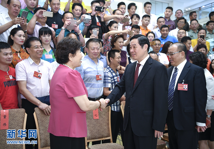 7月19日，中國曲藝家協(xié)會第八次全國代表大會在北京召開。中共中央政治局委員、中央書記處書記、中宣部部長劉奇葆出席開幕式并講話。這是開幕式前，劉奇葆接見與會代表。新華社記者 張領(lǐng) 攝