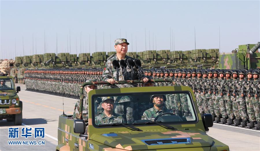 7月30日上午，慶祝中國人民解放軍建軍90周年閱兵在朱日和聯(lián)合訓練基地隆重舉行。中共中央總書記、國家主席、中央軍委主席習近平檢閱部隊并發(fā)表重要講話。這是習近平乘車檢閱部隊。新華社記者 李剛 攝