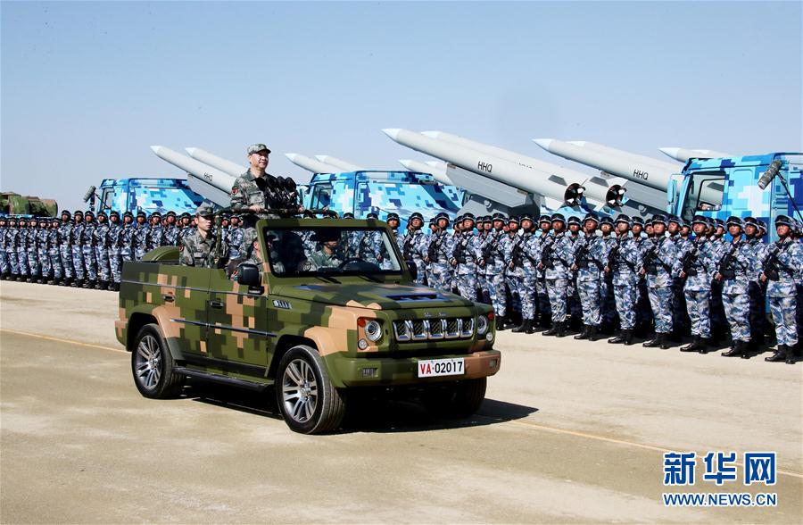 7月30日上午，慶祝中國人民解放軍建軍90周年閱兵在朱日和聯(lián)合訓練基地隆重舉行。中共中央總書記、國家主席、中央軍委主席習近平檢閱部隊并發(fā)表重要講話。這是習近平乘車檢閱部隊。新華社記者 李濤 攝
